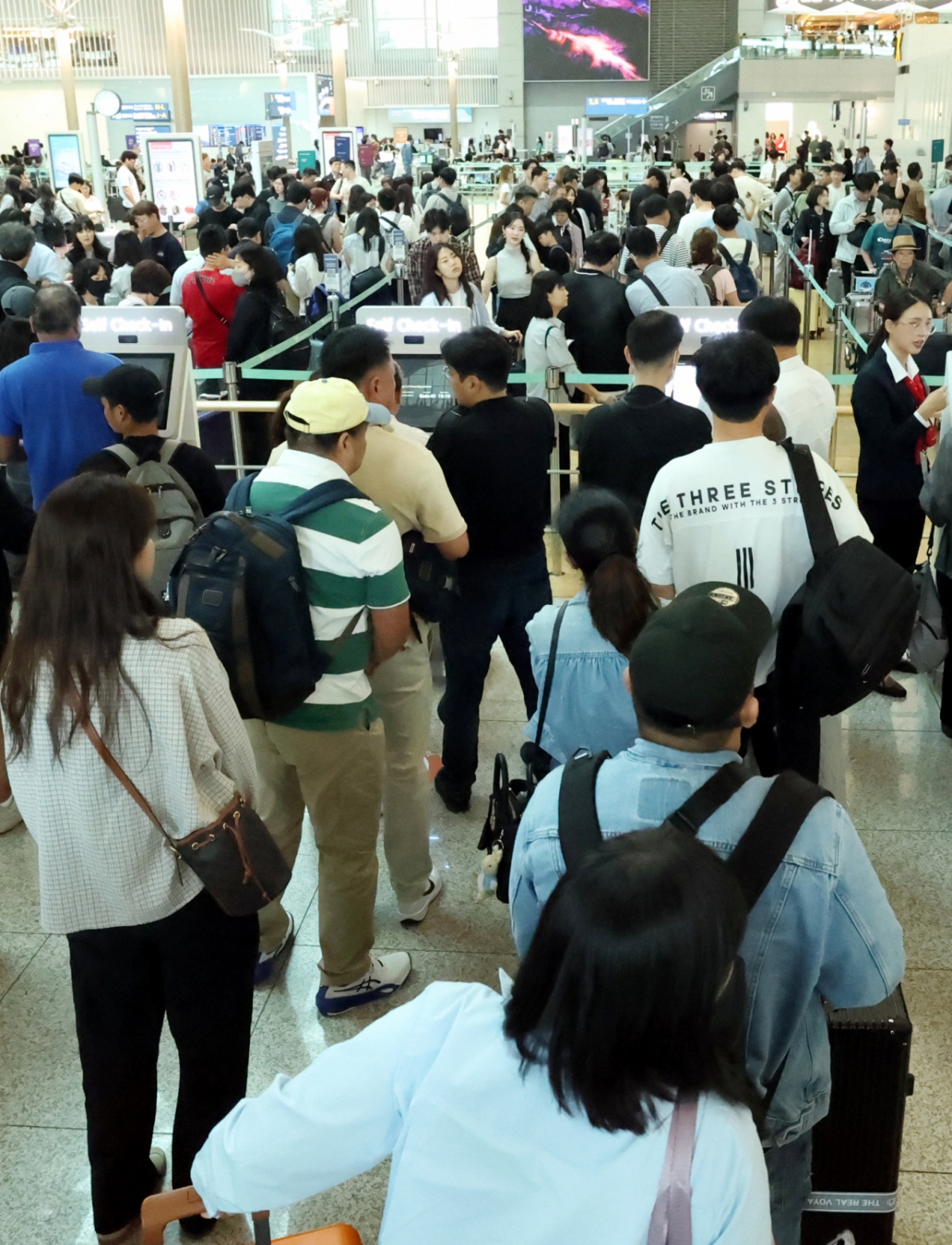 추석 연휴 둘째 날인 4일 오전 인천국제공항 제1여객터미널 출국장이 여행객들로 북적이고 있다. /사진=(인천공항=뉴스1) 권현진 기자