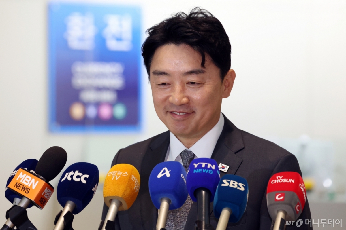 (인천공항=뉴스1) 김명섭 기자 = 강훈식 대통령비서실 비서실장이 24일 오전 인천공항에서 한미정상회담을 위해 출국하며 취재진의 질문에 답변하고 있다. 2025.8.24/뉴스1 Copyright © 뉴스1. All rights reserved. 무단 전재 및 재배포, AI학습 이용 금지. /사진=(인천공항=뉴스1) 김명섭 기자