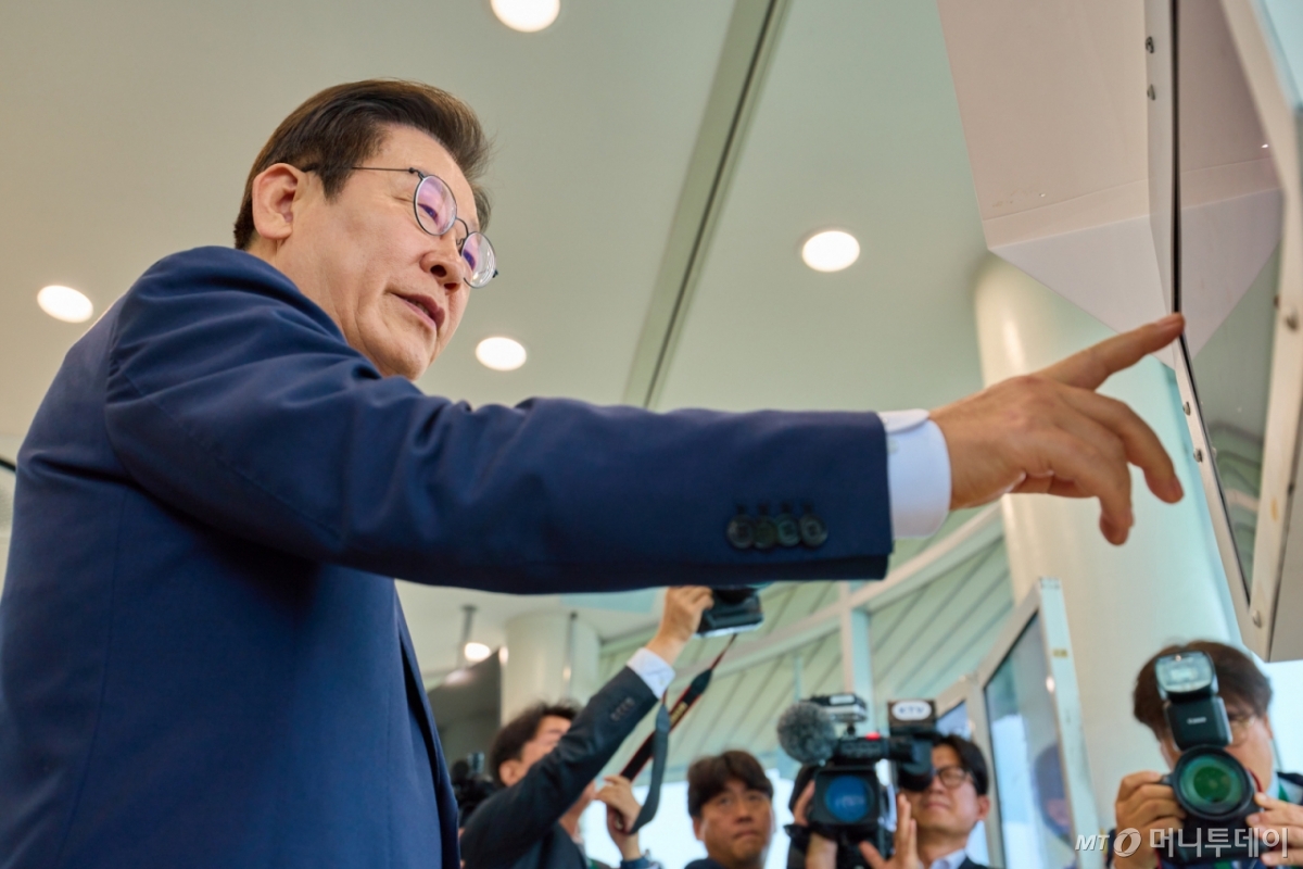 (서울=뉴스1) 이재명 기자 = 이재명 대통령이 3일 인천 강화군 강화평화전망대에서 북녘을 바라보고 있다. (대통령실 제공. 재판매 및 DB 금지) 2025.10.3/뉴스1 Copyright © 뉴스1. All rights reserved. 무단 전재 및 재배포, AI학습 이용 금지. /사진=(서울=뉴스1) 이재명 기자