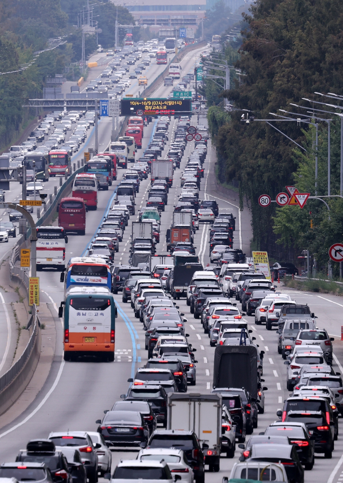 추석 연휴 첫날인 3일 오후 서울 서초구 잠원IC 부근 경부고속도로 하행선이 귀성 차량으로 정체를 빚고 있다.  한국도로공사에 따르면 이날 오후 2시 승용차 기준 서울에서 대전까지 2시간 40분, 대구까지 5시간 40분, 부산까지 5시간 50분, 울산까지 6시간, 광주까지 4시간 30분, 강릉까지 3시간 20분이 소요될 전망이다.   한국도로공사는 이날 전국 교통량이 524만대를 기록할 것으로 내다봤다. 수도권에서 지방으로 44만대, 지방에서 수도권으로 43만대를 기록할 예정이다.  /사진=뉴스1
