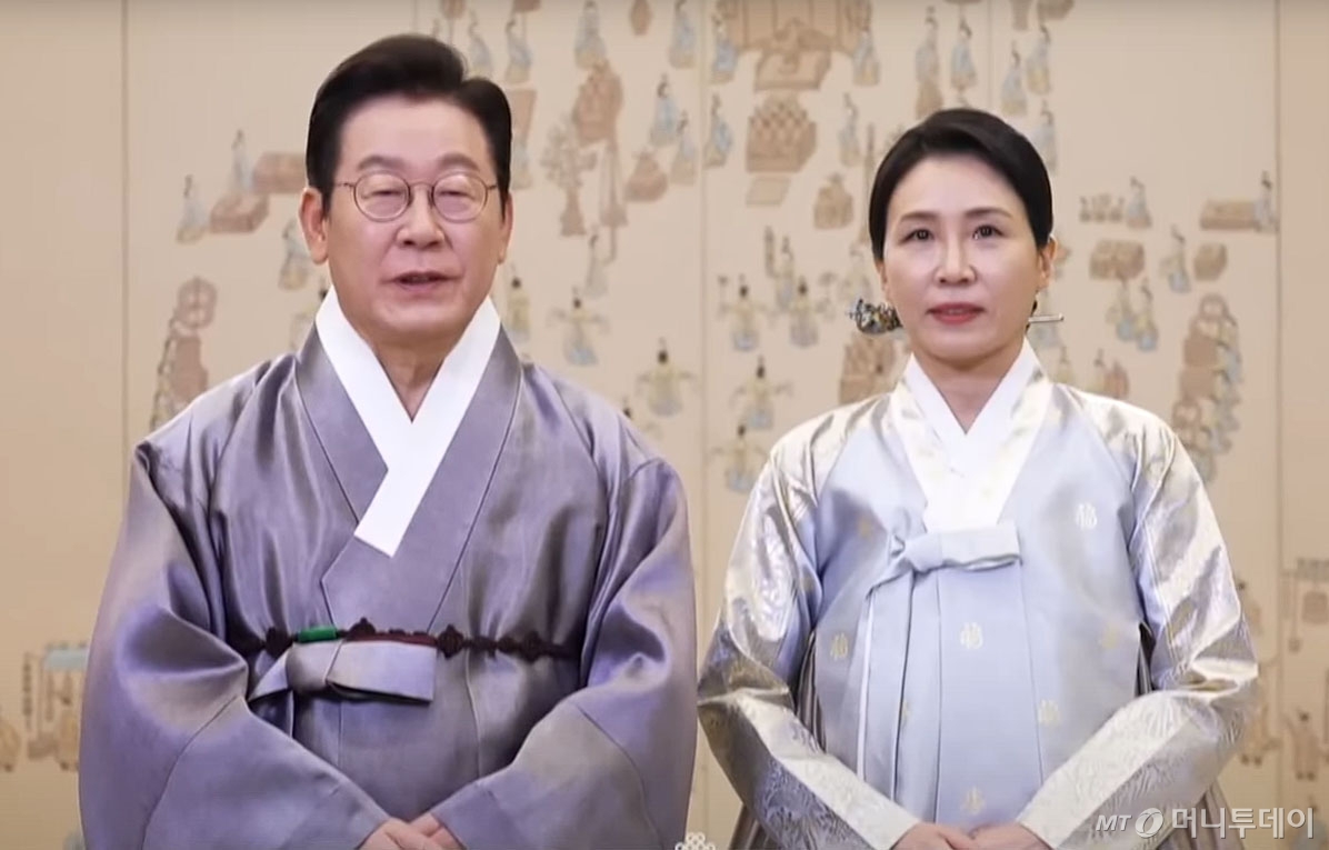 [서울=뉴시스] 최동준 기자 = 이재명 대통령과 김혜경 여사가 4일 영상 메시지를 통해 추석 명절 인사를 전하고 있다. (사진=KTV 캡처) 2025.10.04. photo@newsis.com  *재판매 및 DB 금지 /사진=최동준