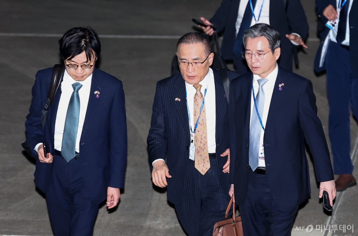 (성남=뉴스1) 김성진 기자 = 김정관 산업통상자원부 장관(왼쪽부터), 위성락 국가안보실장, 김용범 대통령실 정책실장이 28일 새벽 미국 순방 일정을 마치고 경기도 성남 서울공항을 통해 귀국해 대화하고 있다. 2025.8.28/뉴스1 Copyright © 뉴스1. All rights reserved. 무단 전재 및 재배포, AI학습 이용 금지. /사진=(성남=뉴스1) 김성진 기자