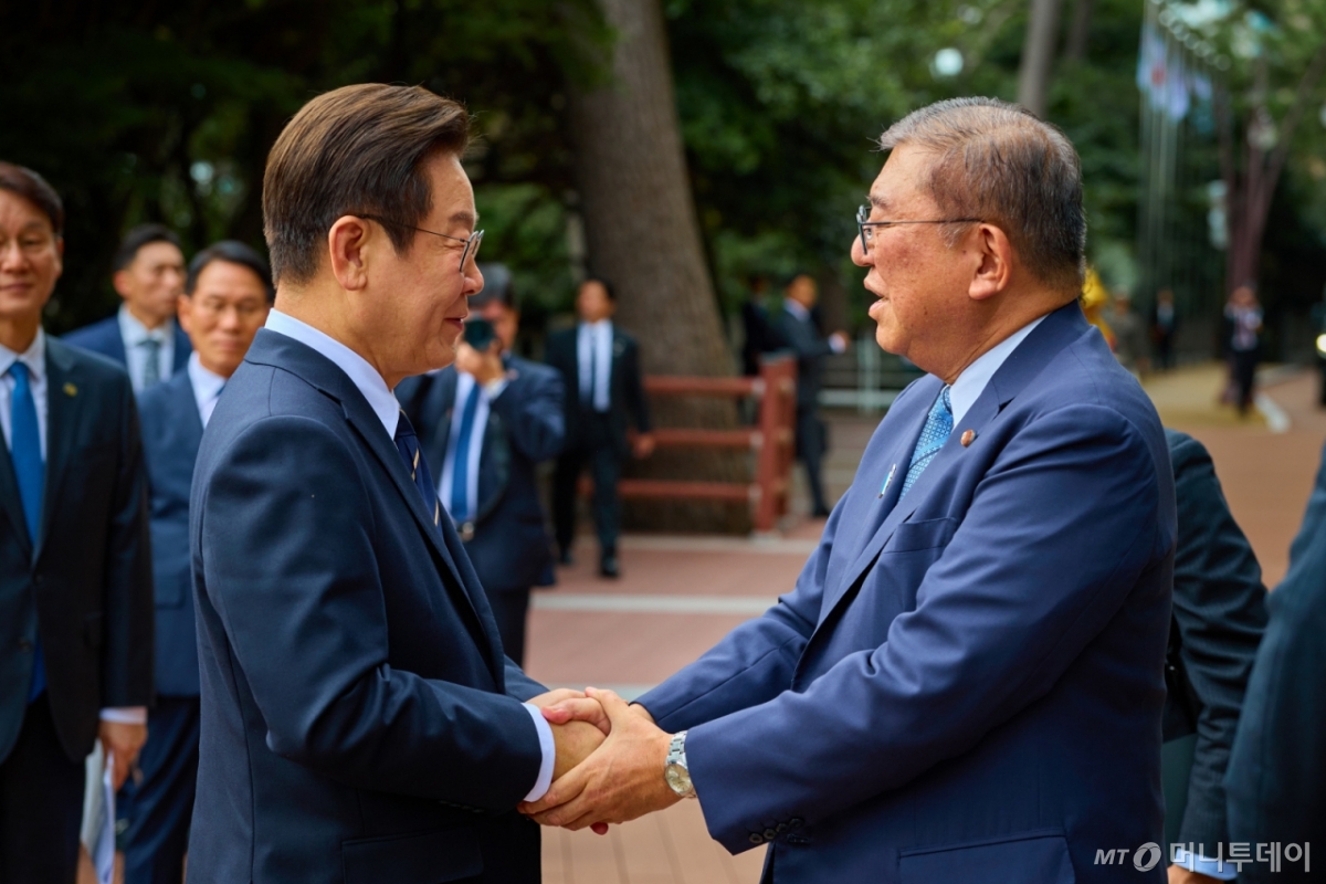 (서울=뉴스1) 허경 기자 = 이재명 대통령과 이시바 시게루 일본 총리가 30일 부산 누리마루 APEC 하우스에서 악수하고 있다. (대통령실 제공. 재판매 및 DB 금지) 2025.9.30/뉴스1  Copyright © 뉴스1. All rights reserved. 무단 전재 및 재배포,  AI학습 이용 금지. /사진=(서울=뉴스1) 허경 기자