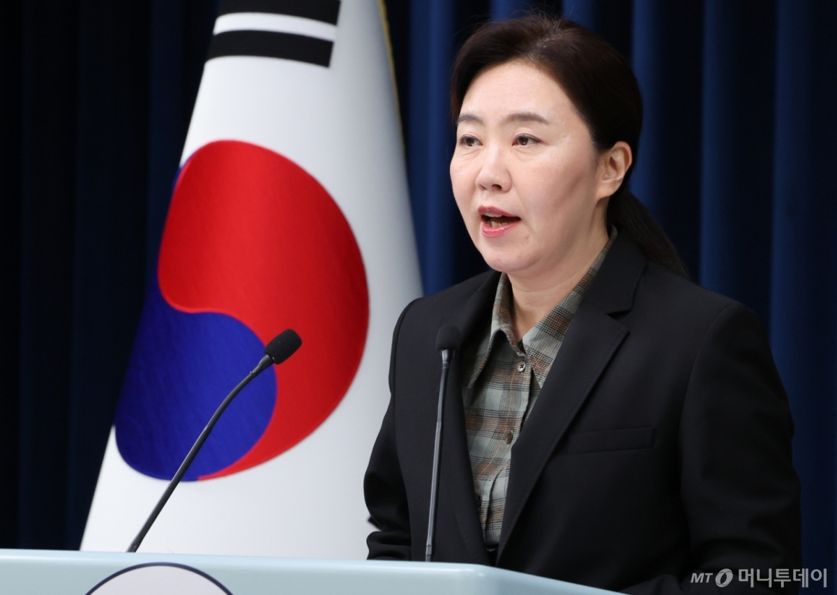 (서울=뉴스1) 허경 기자 = 강유정 대통령실 대변인이 2일 서울 용산 대통령실 청사에서 대통령 주재 수석 보좌관 회의 결과 및 장차관급 인선 관련 브리핑을 하고 있다. 2025.10.2/뉴스1  Copyright © 뉴스1. All rights reserved. 무단 전재 및 재배포,  AI학습 이용 금지. /사진=(서울=뉴스1) 허경 기자