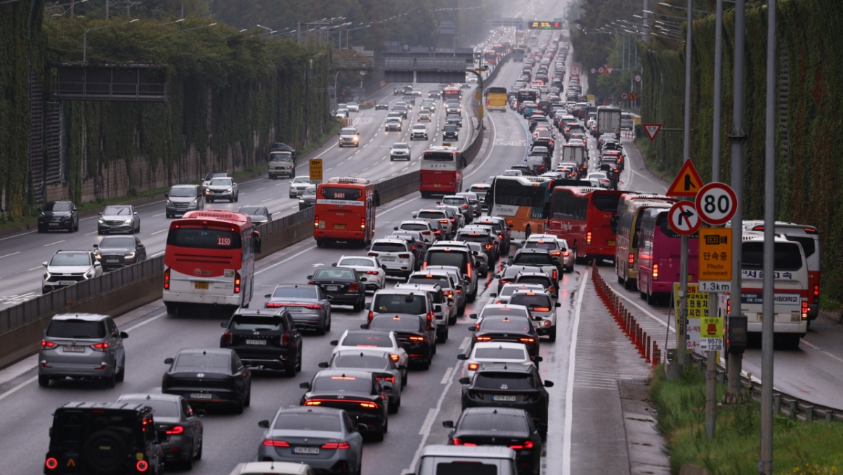 추석을 하루 앞둔 5일 경부고속도로 잠원IC 하행선에 귀성길 차량 행렬이 꼬리에 꼬리를 물며 서행하고 있다. /사진=뉴시스