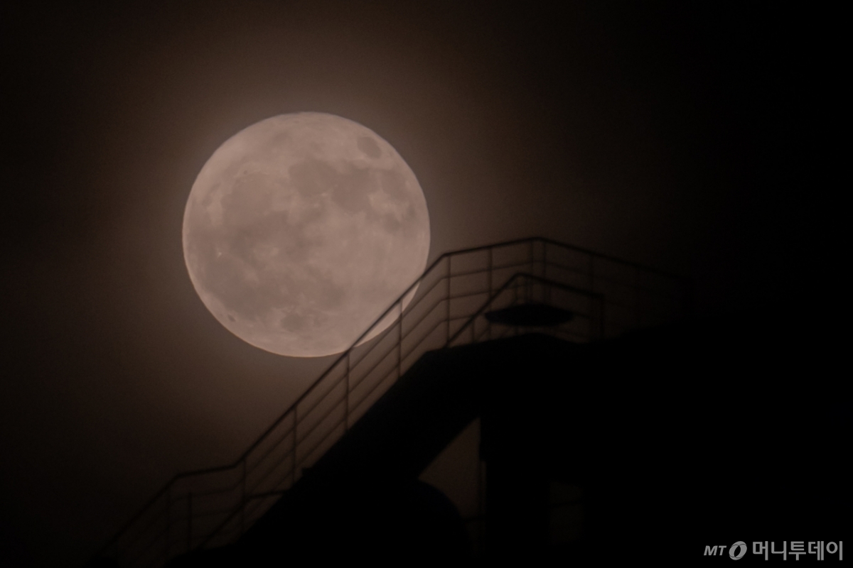 추석 당일인 6일 전국 대부분 지역에 비가 내리면서 보름달을 보긴 어려울 것으로 보인다. 사진은 기사의 이해를 돕기 위한 자료 사진. /사진=뉴시스