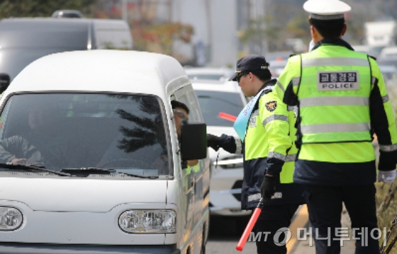 제주도에서 경찰관들이 음주운전 단속을 하고 있다. /사진=뉴시스