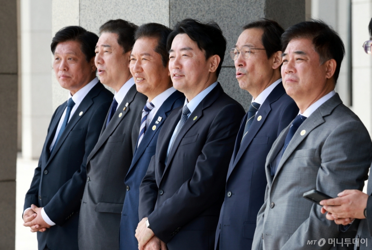 [성남=뉴시스] 고범준 기자 = 조승래(왼쪽부터) 더불어민주당 사무총장, 김병기 더불어민주당 원내대표, 정청래 더불어민주당 대표, 강훈식 비서실장, 우상호 정무수석, 김병욱 정무비서관 등 환송 인사들이 22일 경기 성남 서울공항에서 제80차 유엔총회 참석차 미국 뉴욕으로 출국하는 이재명 대통령이 탑승한 공군 1호기를 바라보며 대화하고 있다. 2025.09.22. bjko@newsis.com /사진=고범준