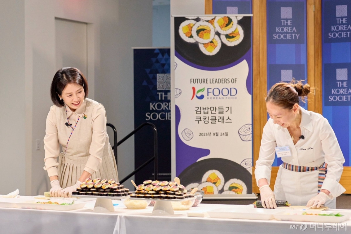 (서울=뉴스1) 이재명 기자 = 김혜경 여사가 24일(현지시간) 미국 뉴욕코리아 소사이어티에서 열린 동포 미래세대 대상 한식 요리교실에서 김밥을 만들고 있다. (대통령실 제공. 재판매 및 DB 금지) 2025.9.28/뉴스1 Copyright © 뉴스1. All rights reserved. 무단 전재 및 재배포, AI학습 이용 금지. /사진=(서울=뉴스1) 이재명 기자