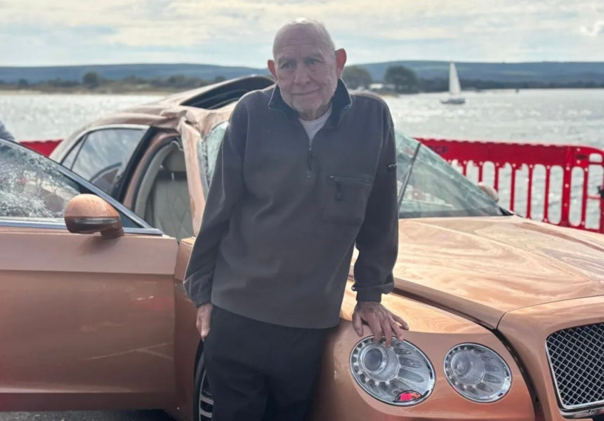 바닷속으로 돌진한 자신이 몰던 벤틀리 차량에서 극적으로 구조된 72세 로버트 힐. /사진=영국 BBC 캡처 