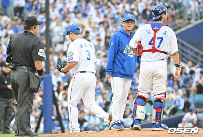 삼성 최원태가 6일 열린 2025 KBO 와일드카드 결정전 1차전에서 7회 마운드를 내려가고 있다.