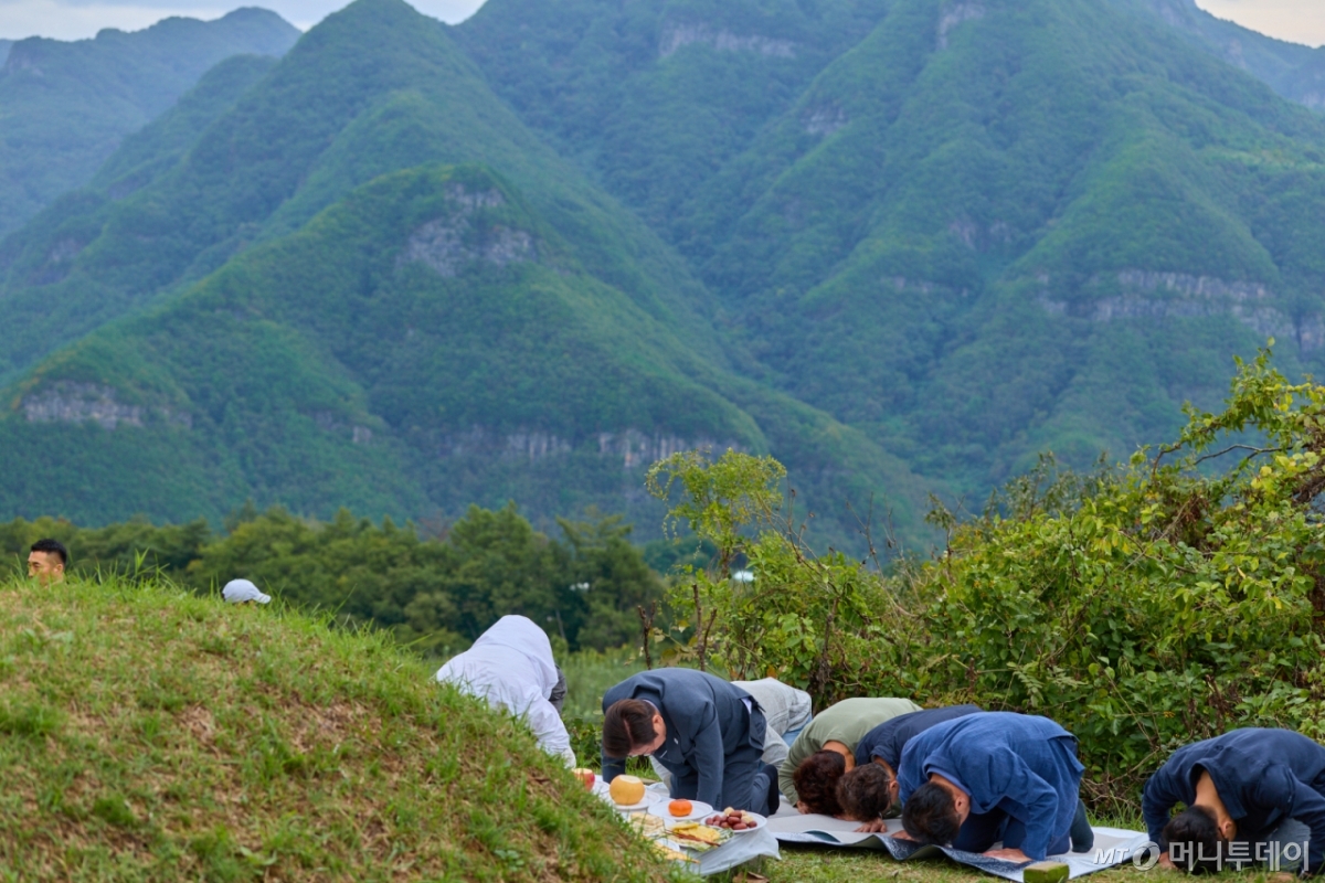 (서울=뉴스1) 허경 기자 = 대통령실은 이재명 대통령이 경북 안동의 선영을 참배하는 모습을 6일 SNS에 공개했다. (이재명 대통령 SNS. 재판매 및 DB 금지) 2025.10.6/뉴스1  Copyright © 뉴스1. All rights reserved. 무단 전재 및 재배포,  AI학습 이용 금지. /사진=(서울=뉴스1) 허경 기자