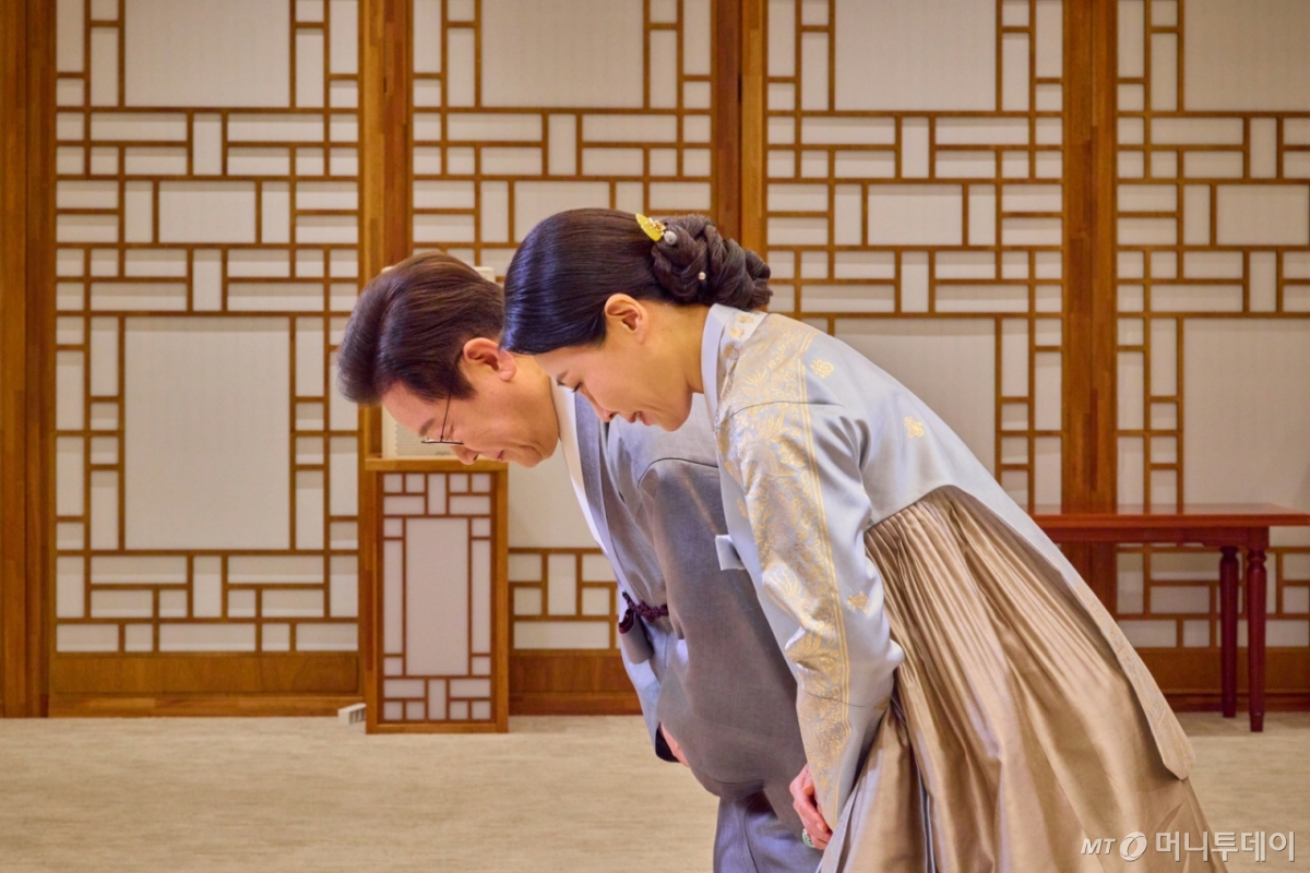 (서울=뉴스1) 이재명 기자 = 대통령실은 7일 이재명 대통령과 김혜경 여사가 영상 메시지를 통해 국민들에게 추석 명절 인사를 하고 있는 모습을 SNS를 통해 공개했다. (이재명 대통령 SNS. 재판매 및 DB 금지) 2025.10.7/뉴스1 Copyright © 뉴스1. All rights reserved. 무단 전재 및 재배포, AI학습 이용 금지. /사진=(서울=뉴스1) 이재명 기자