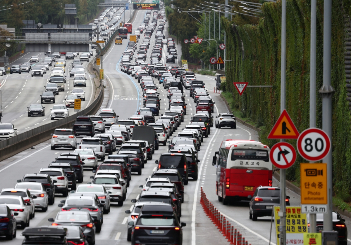 추석 다음 날인 7일 서울 서초구 잠원IC 인근 경부고속도로 상행선(왼쪽)·하행선 방향 차량들이 서행하고 있다. 한국도로공사는 귀성 방향 정체가 낮 12시~오후 1시, 귀경 방향은 오후 5시~6시 사이에 절정을 이룰 것으로 내다봤다. 귀성 정체는 이날 밤 9~10시, 귀경 정체는 다음날 새벽 2~3시경에 해소될 것으로 전망했다. /사진=뉴스1