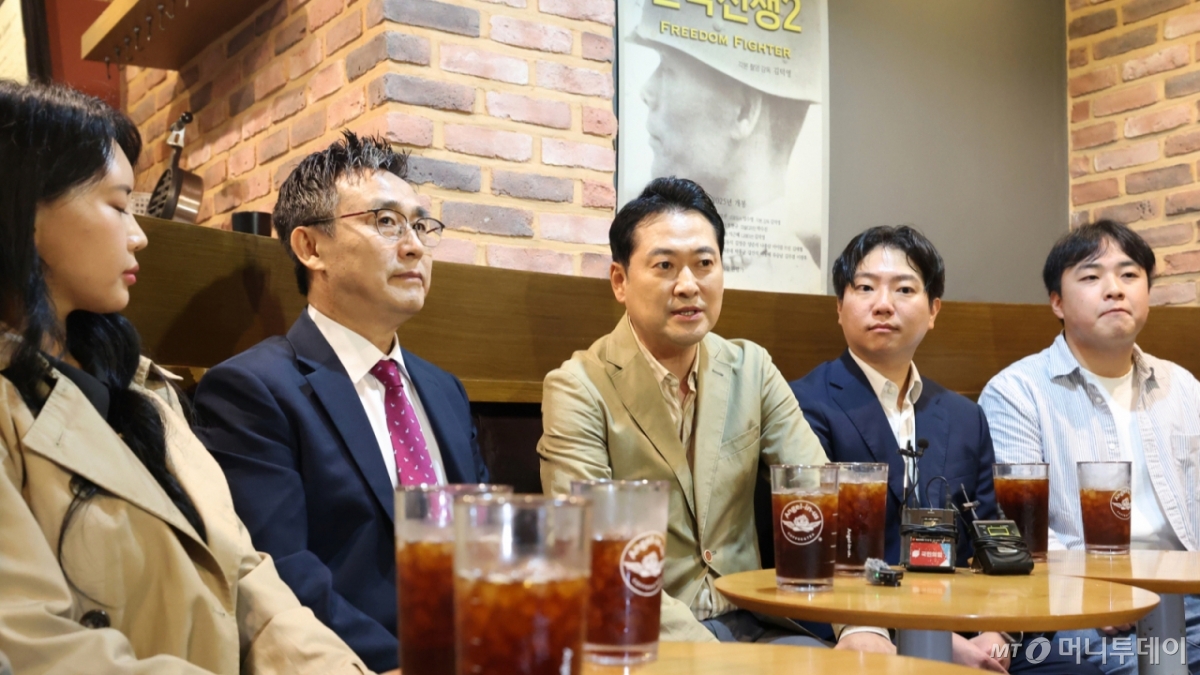 (서울=뉴스1) 오대일 기자 = 장동혁 국민의힘 대표가 7일 오후 서울 영등포구 롯데시네마 영등포점에서 영화 '건국전쟁2' 관람을 앞두고 김덕영 감독(왼쪽 두번째)과 대화를 나누고 있다. 2025.10.7/뉴스1  Copyright © 뉴스1. All rights reserved. 무단 전재 및 재배포,  AI학습 이용 금지. /사진=(서울=뉴스1) 오대일 기자