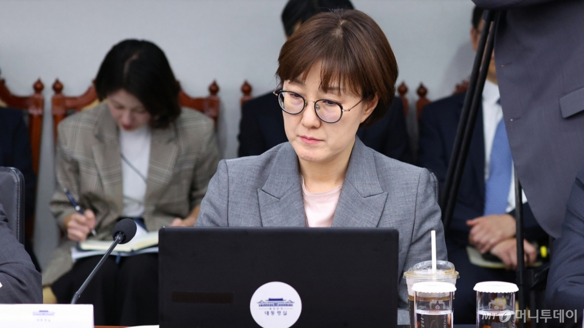 [서울=뉴시스] 최동준 기자 = 김현지 대통령실 제1부속실장이 2일 서울 용산 대통령실 청사에서 열린 수석보좌관회의에 참석해 있다. (대통령실통신사진기자단) 2025.10.02. photocdj@newsis.com /사진=