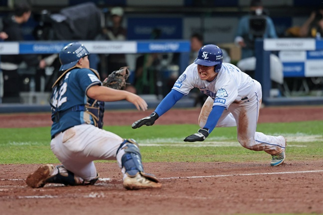 삼성 김헌곤(오른쪽)이 7일 대구 삼성 라이온즈 파크에서 열린 2025 KBO 와일드카드 결정전 2차전에서 8회말 김성윤의 희생플라이 때 홈으로 들어오고 있다. /사진=삼성 라이온즈 제공