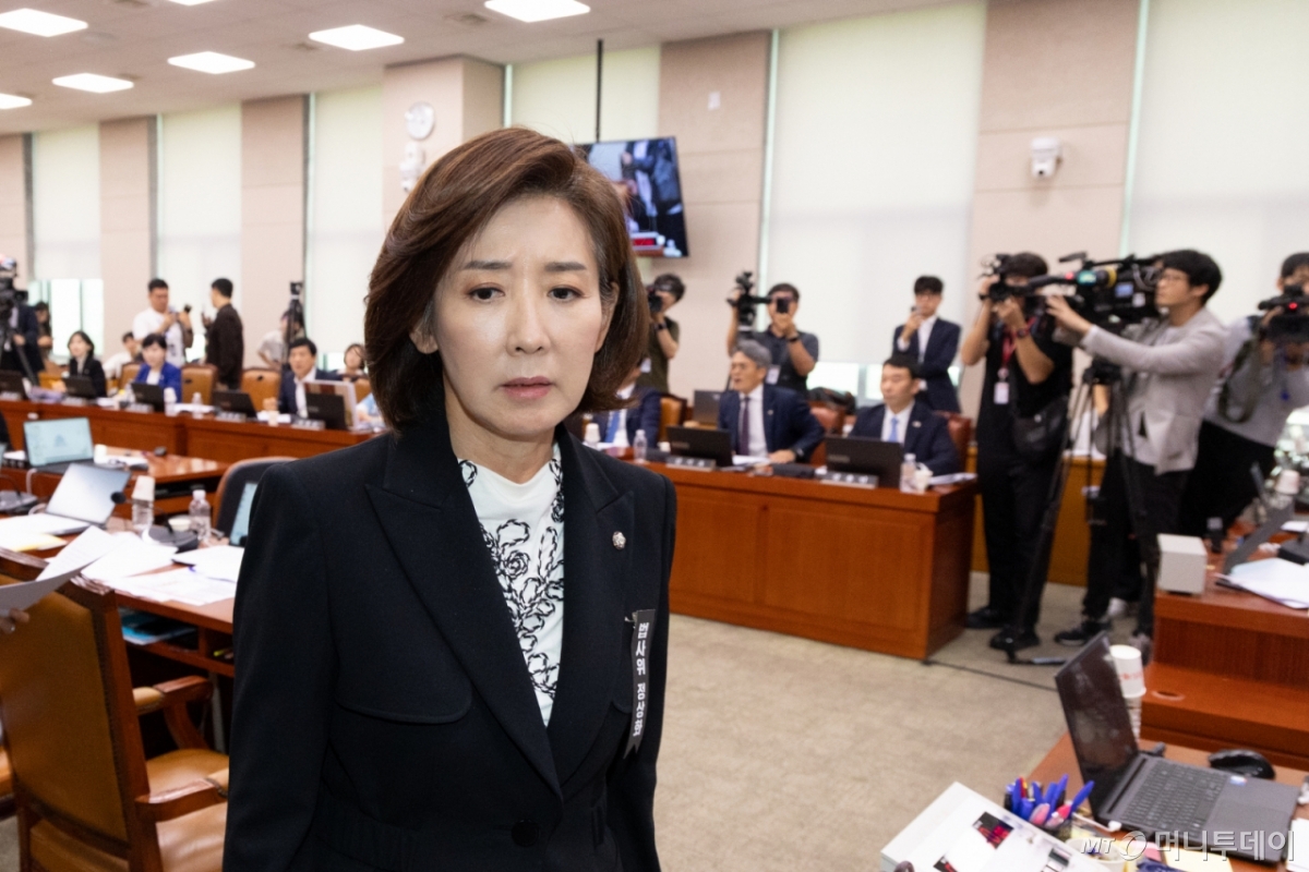 (서울=뉴스1) 이승배 기자 = 30일 서울 여의도 국회에서 열린 제429회국회(정기회) 법제사법위원회 제7차 전체회의에서 나경원 국민의힘 의원이 대법원 현장 국정감사 안건에 대해 항의하며 퇴장하고 있다. 2025.9.30/뉴스1  Copyright © 뉴스1. All rights reserved. 무단 전재 및 재배포,  AI학습 이용 금지. /사진=(서울=뉴스1) 이승배 기자