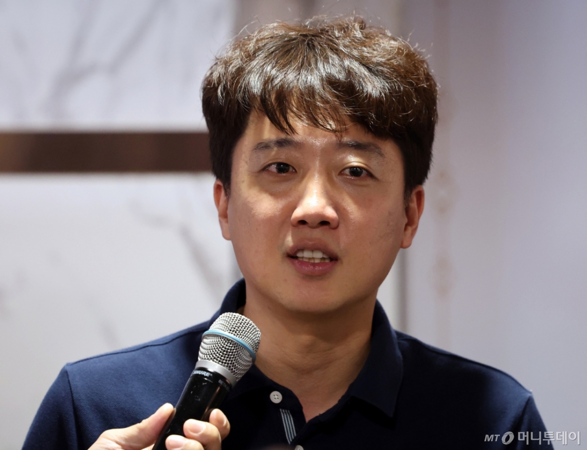 (서울=뉴스1) 황기선 기자 = 이준석 개혁신당 대표가 5일 오후 서울 영등포구의 한 PC방에서 열린 '한가위 기념 민속놀이 대회 스타 정치인' 행사에서 스타크래프트 게임 전 소감을 밝히고 있다. 2025.10.5/뉴스1 Copyright © 뉴스1. All rights reserved. 무단 전재 및 재배포, AI학습 이용 금지. /사진=(서울=뉴스1) 황기선 기자