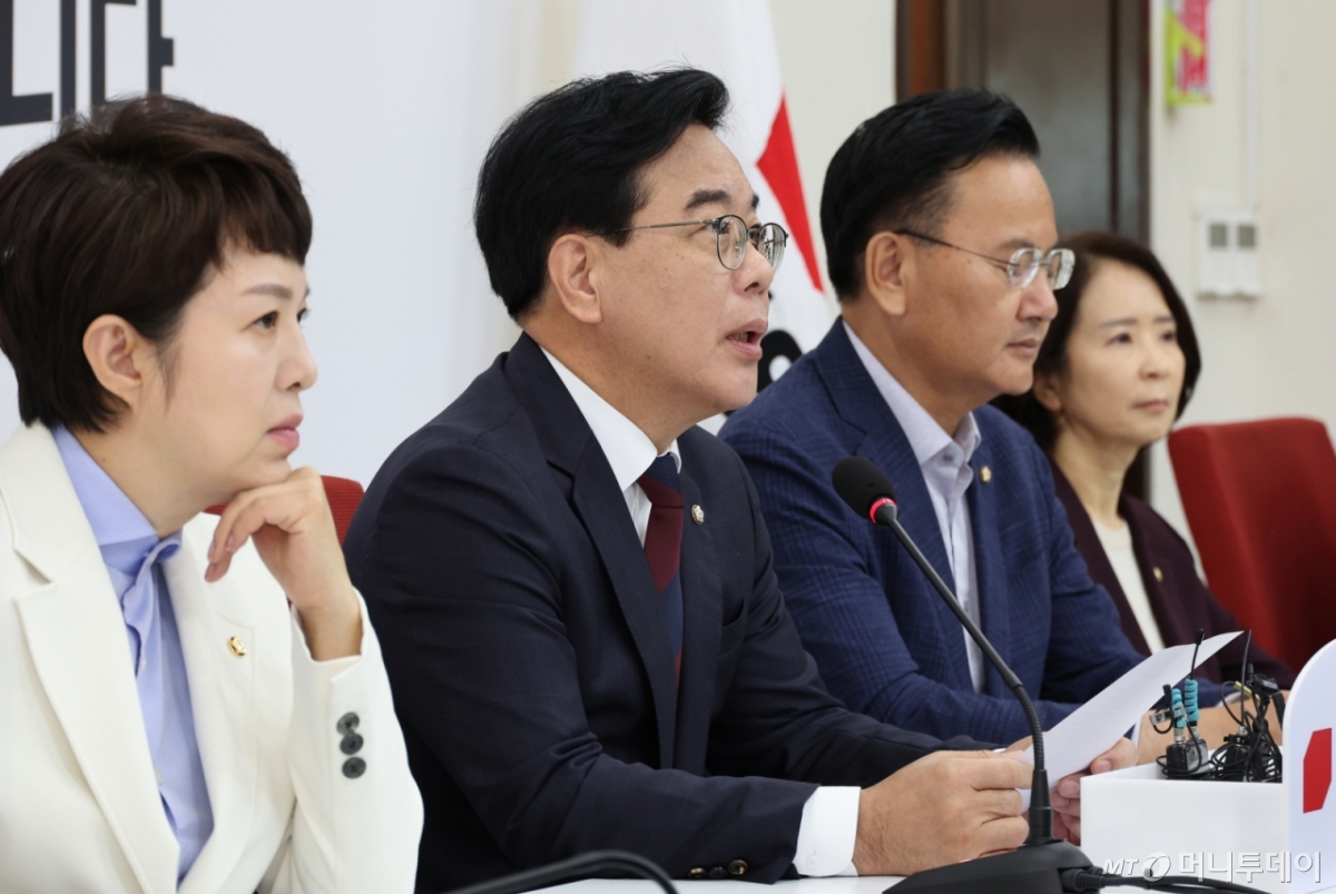 [서울=뉴시스] 김금보 기자 = 송언석 국민의힘 원내대표가 2일 오전 서울 여의도 국회에서 현안 관련 기자간담회를 하고 있다. 2025.10.02. kgb@newsis.com /사진=김금보