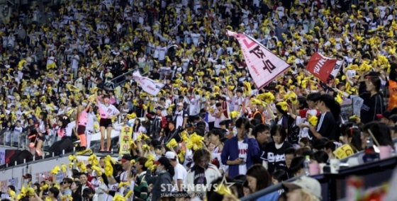 2025 신한 SOL Bank KBO리그 LG 트윈스 대 NC 다이노스 경기가 1일 서울 잠실야구장에서 열렸다.  구장을 가득 메운 만원 관중이 응원을 펼치고 있다. /사진=김진경 대기자