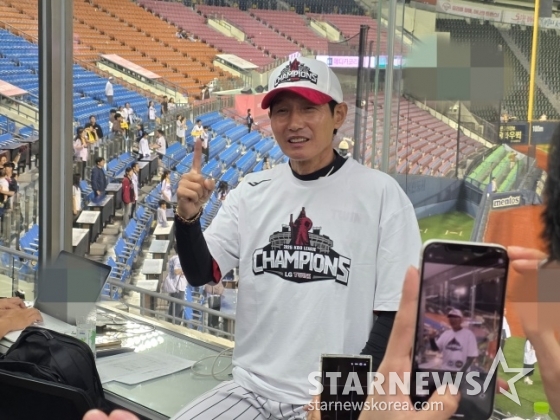 LG 염경엽 감독이 1일 서울 잠실야구장에서 2025 KBO 정규시즌 1위를 확정한 뒤 취재진과 인터뷰에 응하고 있다. /사진=김동윤 기자