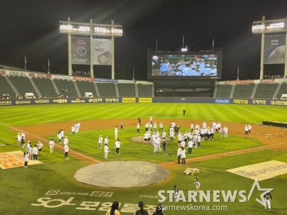 LG 선수단과 팬들이 1일 서울 잠실야구장에서 2025 KBO 정규시즌 우승을 확정한 후 기쁨을 나누고 있다. /사진=김동윤 기자