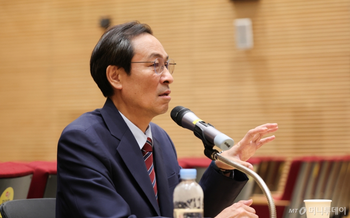 (서울=뉴스1) 허경 기자 = 우상호 정무수석이 21일 서울 용산구 대통령실 청사에서 열린 기자간담회에서 취재진의 질의에 답하고 있다. 2025.8.21/뉴스1  Copyright © 뉴스1. All rights reserved. 무단 전재 및 재배포,  AI학습 이용 금지. /사진=(서울=뉴스1) 허경 기자