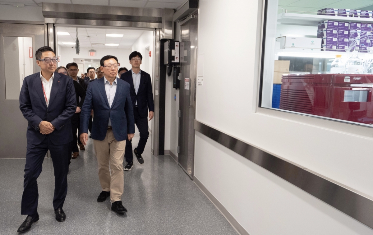 신동빈 롯데그룹 회장(왼쪽 두번째)이 5일 미국 뉴욕주에 위치한 롯데바이오로직스 시러큐스 바이오 캠퍼스를 찾아 지난 3월 준공 후 본격 가동에 들어간 ADC 생산시설을 시찰하는 모습/사진=롯데그룹