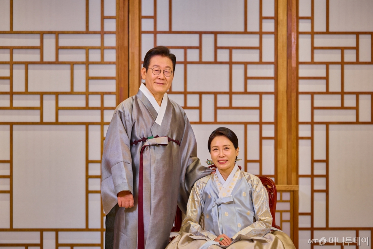 (서울=뉴스1) 이재명 기자 = 대통령실은 7일 이재명 대통령과 김혜경 여사가 영상 메시지를 통해 국민들에게 추석 명절 인사를 하고 있는 모습을 SNS를 통해 공개했다. (이재명 대통령 SNS. 재판매 및 DB 금지) 2025.10.7/뉴스1  Copyright © 뉴스1. All rights reserved. 무단 전재 및 재배포,  AI학습 이용 금지. /사진=(서울=뉴스1) 이재명 기자