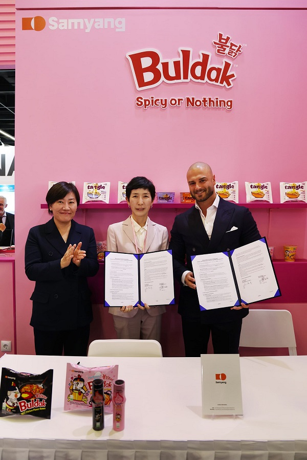 독일 쾰른에서 열린 세계 최대 식품 박람회 '아누가(ANUGA) 2025' 삼양식품 부스에서 송미령 농림축산식품부 장관(왼쪽), 김정수 삼양식품 부회장(가운데), Melik Bektaş SRG International 최고상업책임자(CCO)가 기념 촬영을 하고 있다. 이날 김정수 부회장은 '아누가(ANUGA) 2025' 주빈국 대표로 참석한 송미령 농림축산식품부 장관이 임석한 가운데 프랑스 대형채널 유통전문업체 'SRG International'社와 프랑스 현지 유통에 관한 MOU를 체결했다./사진=삼양식품