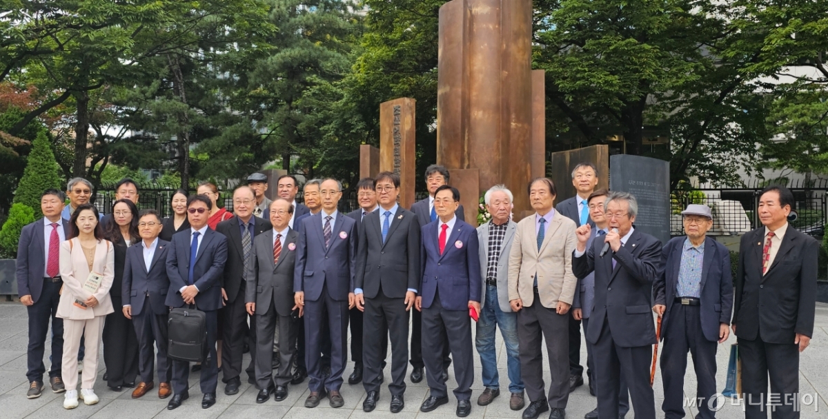 최휘영 문화체육관광부 장관(첫줄 가운데)이 9일 한글·국어 단체 관계자들과 서울 광화문 조선어학회 한글수호 기념탑에서 사진 촬영을 하고 있다. / 사진 = 오진영 기자 