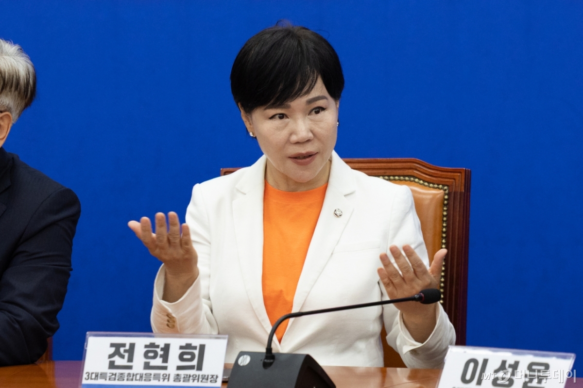 (서울=뉴스1) 이승배 기자 = 전현희 더불어민주당 3대 특검 대응특별위원장이 1일 서울 여의도 국회에서 비공개 회의에 앞서 의원들과 대화하고 있다. 3대 특검 종합대응특위는 이날 회의를 통해 김건희 특검 파견검사 조기 복귀 요구 및 특검 진행상황에 관해 논의할 것으로 알려졌다. 2025.10.1/뉴스1 Copyright © 뉴스1. All rights reserved. 무단 전재 및 재배포, AI학습 이용 금지. /사진=(서울=뉴스1) 이승배 기자