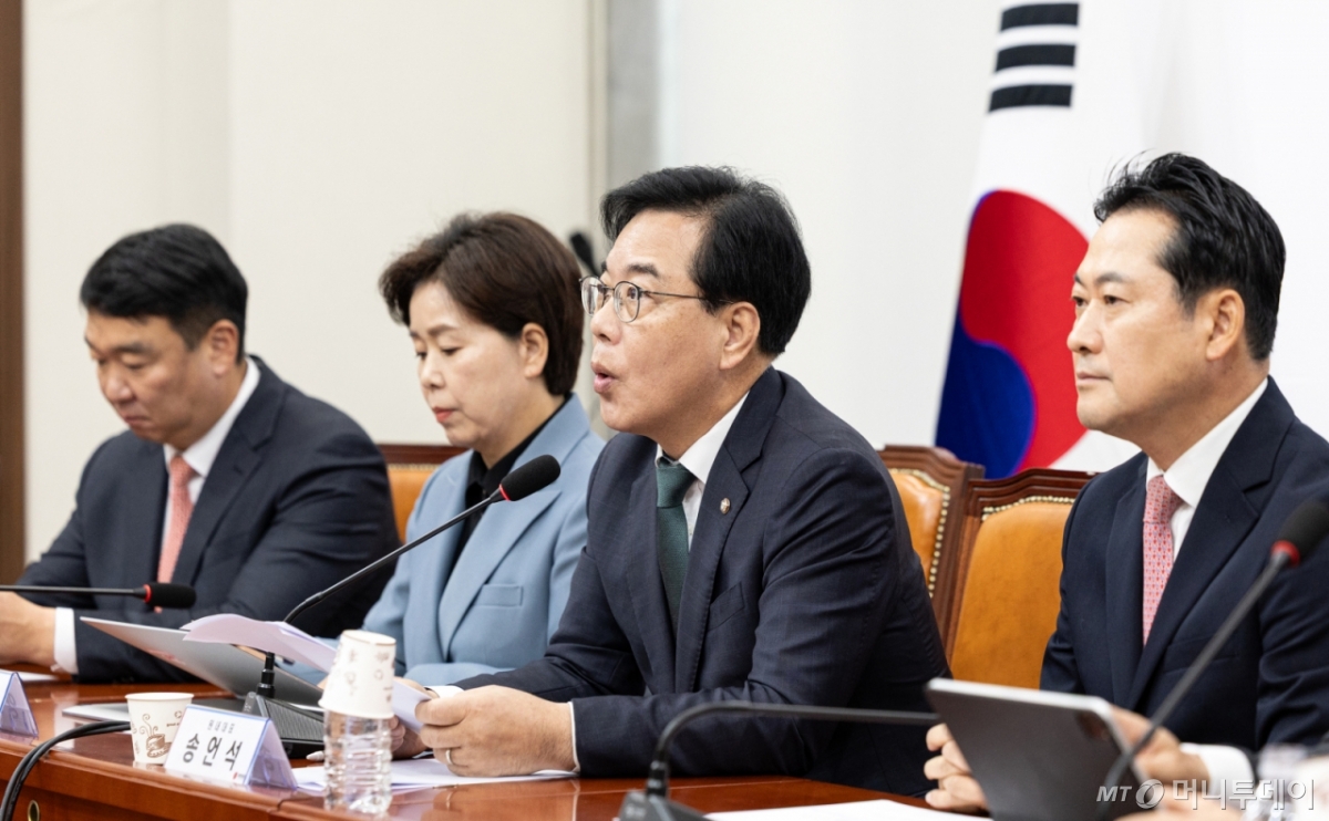 (서울=뉴스1) 이승배 기자 = 송언석 국민의힘 원내대표가 9일 서울 여의도 국회에서 열린 최고위원회의에서 모두발언하고 있다. 2025.10.9/뉴스1  Copyright © 뉴스1. All rights reserved. 무단 전재 및 재배포,  AI학습 이용 금지. /사진=(서울=뉴스1) 이승배 기자