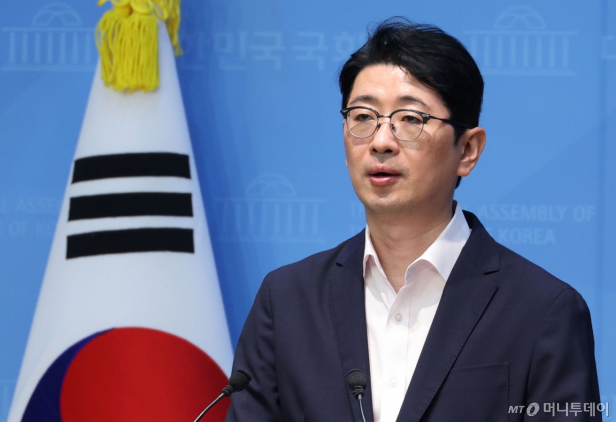 (서울=뉴스1) 이광호 기자 = 주진우 국민의힘 의원이 13일 오후 서울 여의도 국회 소통관에서 특혜·공범 사면 금지법 발의 기자회견을 하고 있다. 2025.8.13/뉴스1 Copyright © 뉴스1. All rights reserved. 무단 전재 및 재배포, AI학습 이용 금지. /사진=(서울=뉴스1) 이광호 기자