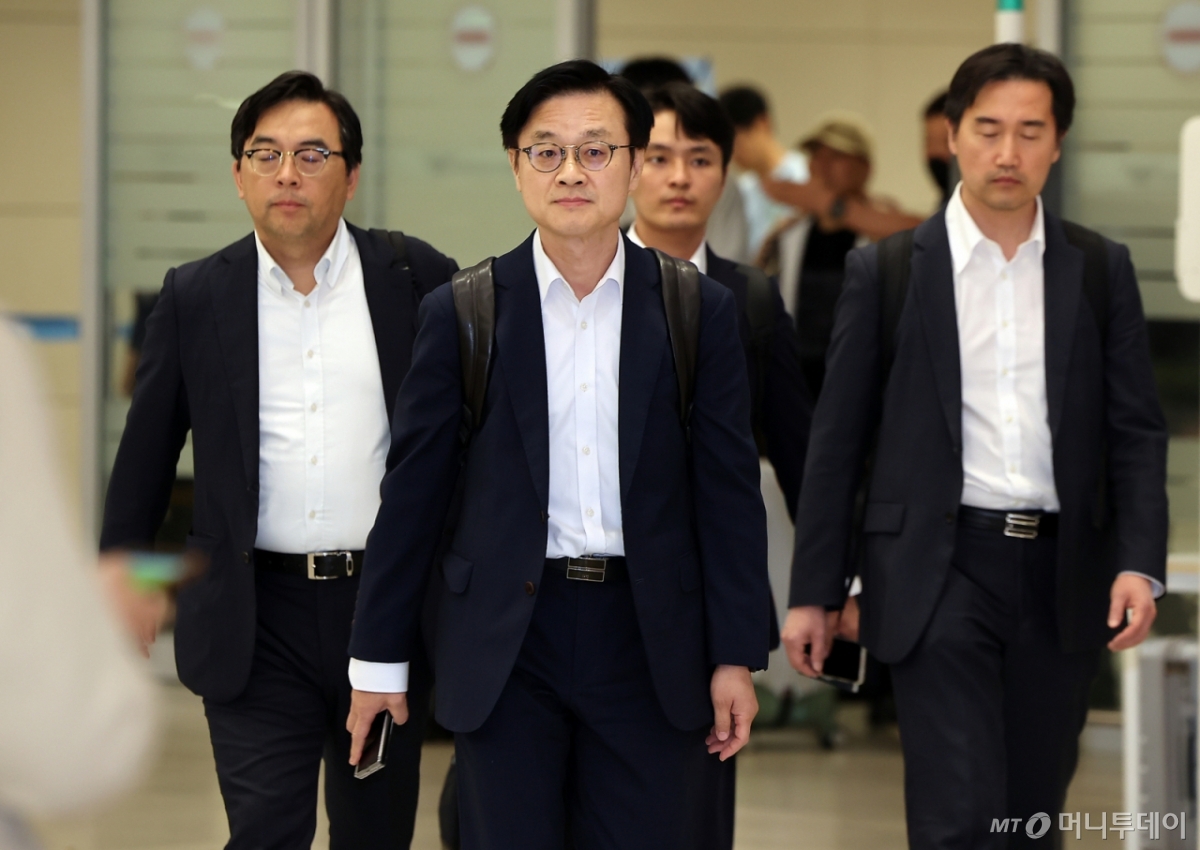 (인천공항=뉴스1) 김진환 기자 = 한미 관세협상 후속 협의 관련 미국 방문을 마친 김정관 산업통상자원부 장관이 6일 오전 인천국제공항을 통해 귀국해 이동하고 있다. 2025.10.6/뉴스1  Copyright © 뉴스1. All rights reserved. 무단 전재 및 재배포,  AI학습 이용 금지. /사진=(인천공항=뉴스1) 김진환 기자