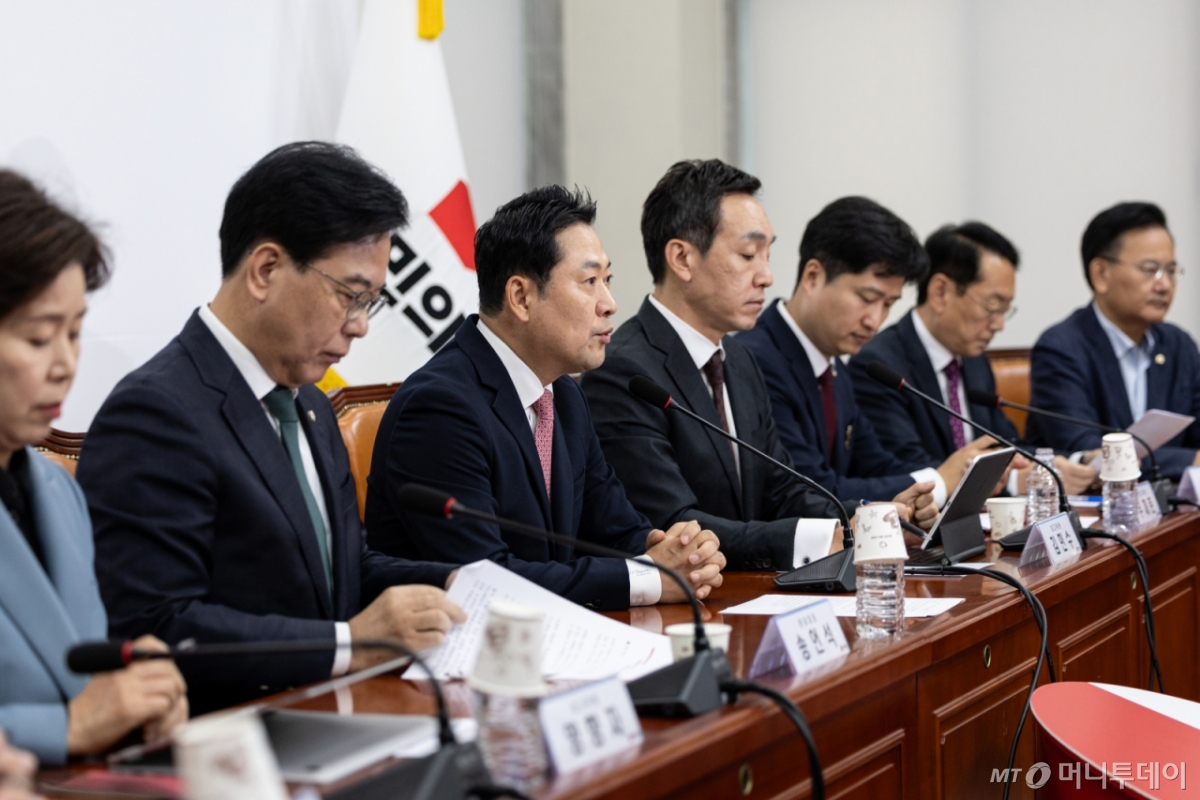 (서울=뉴스1) 이승배 기자 = 장동혁 국민의힘 대표가 9일 서울 여의도 국회에서 열린 최고위원회의에서 모두발언하고 있다. 2025.10.9/뉴스1  Copyright © 뉴스1. All rights reserved. 무단 전재 및 재배포,  AI학습 이용 금지. /사진=(서울=뉴스1) 이승배 기자