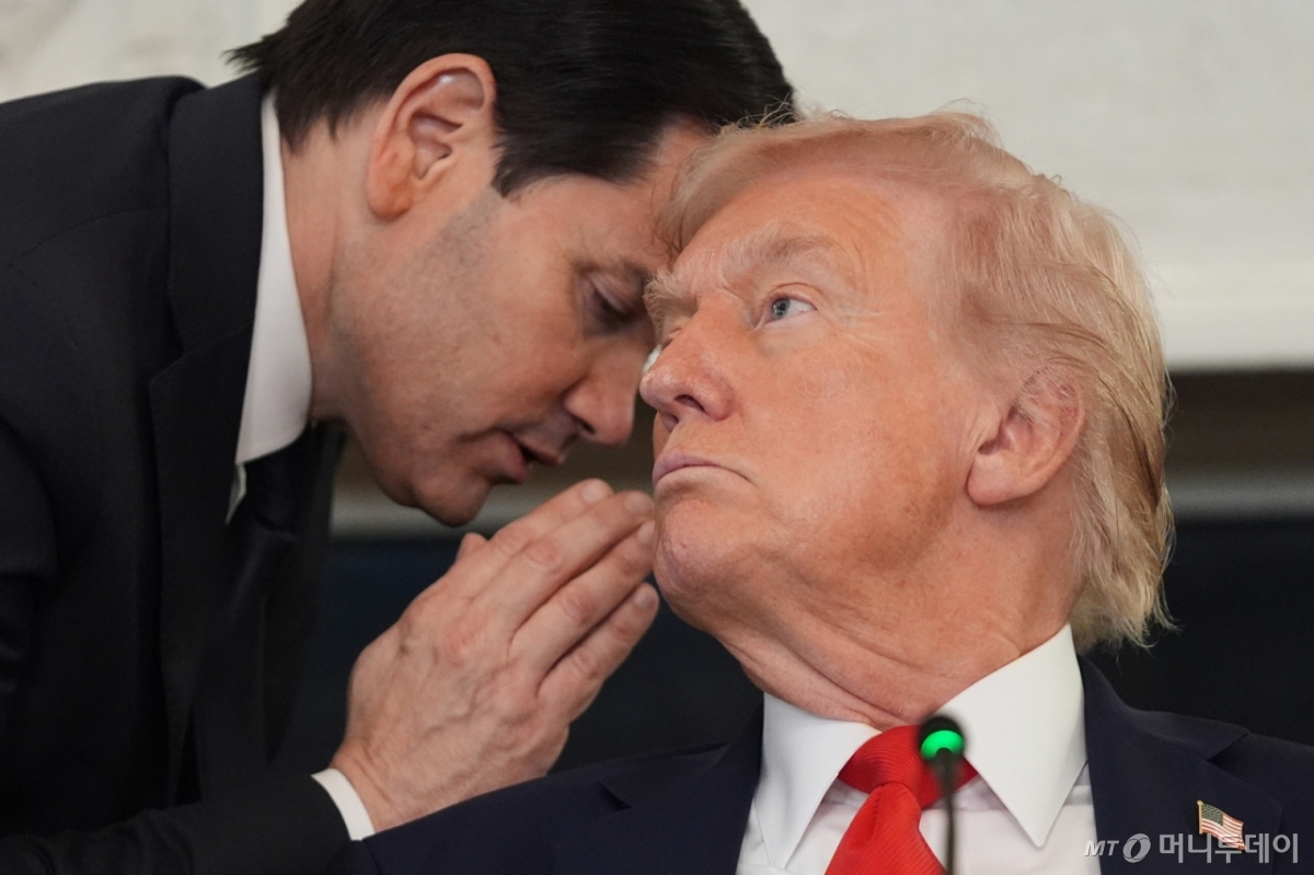 마코 루비오 미국 국무장관이 지난 8일(현지시간) 백악관 국빈 만찬장에서 반파시스트 운동 '안티파' 관련 원탁회의를 주재하는 도널드 트럼프 대통령에게 귓속말을 하고 있다. / AP=뉴시스