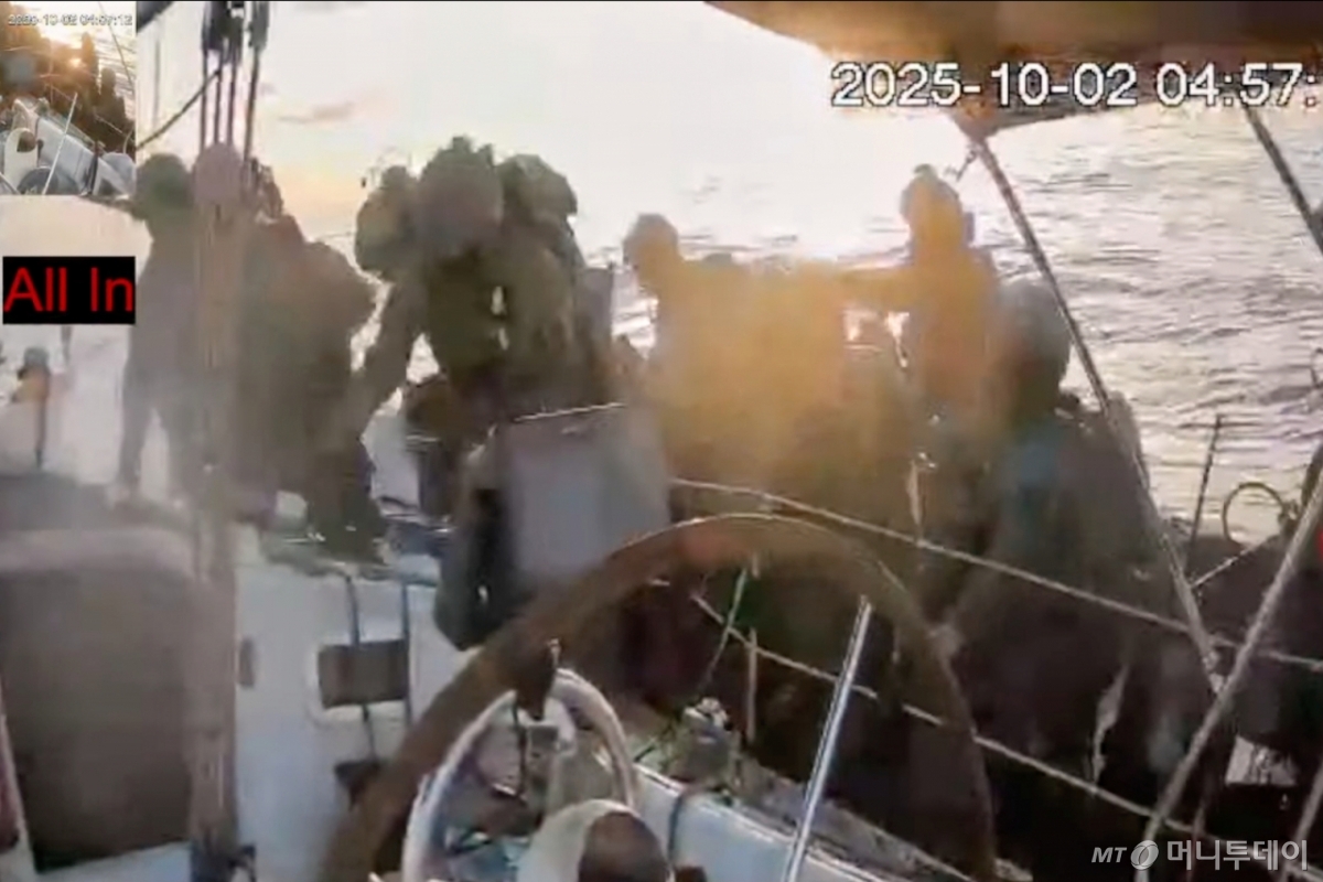 국제 구호선단 '글로벌 수무드 플로틸라'(GSF)가 2일(현지 시간) 공개한 영상 사진에 이스라엘 해군 병사들이 가자지구 해안으로 접근하던 GSF 선박에 승선하고 있다. 가자지구 구호를 위한 GSF는 약 50척의 민간 선박과 40개국 500여 명의 자원봉사자로 구성되어 있다. / AP=뉴시스