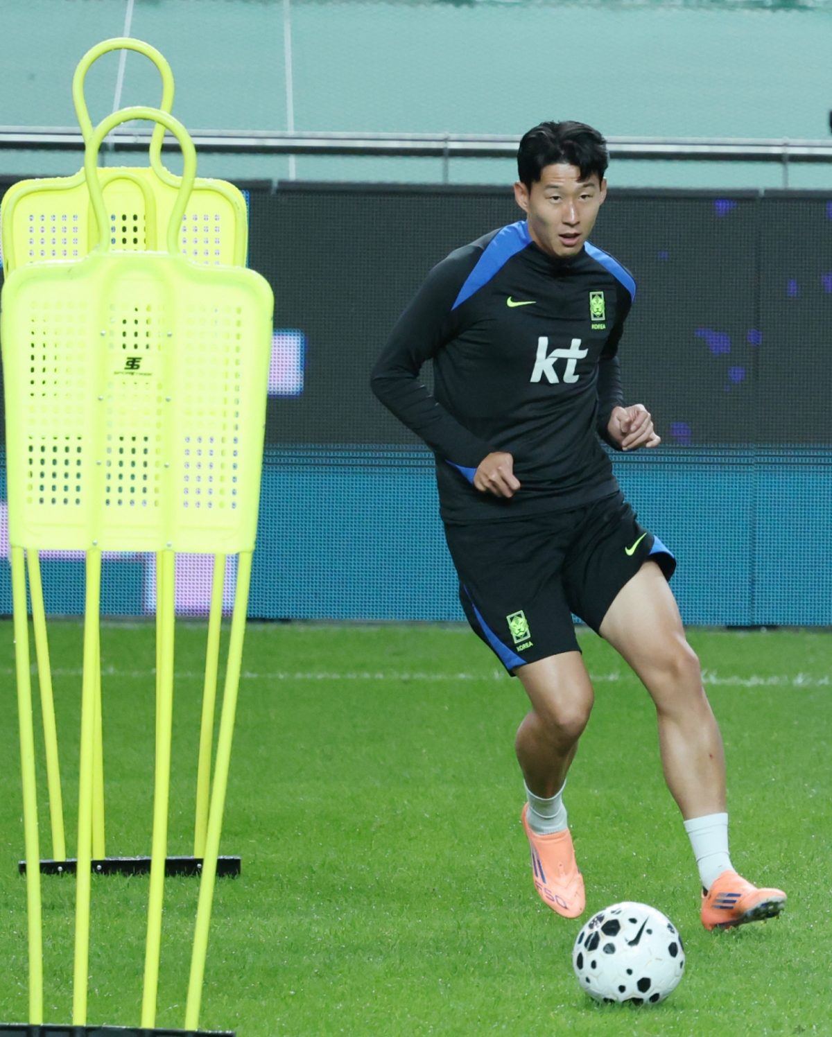 한국 축구대표팀이 9일 브라질과 A매치를 앞두고 서울월드컵경기장에서 최종 훈련에 임했다.  손흥민을 비롯한 대표팀 선수들이 전술 훈련을 하고 있다.  홍명보 감독이 이끄는 대표팀은 10일 브라질과 친선경기에 이어 14일에는 파라과이와도 대결하며 2026 북중미 월드컵 실전 점검에 나선다. /사진=김진경 대기자