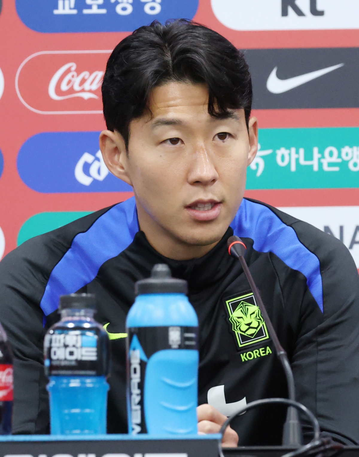 한국 축구대표팀이 9일 브라질과 A매치를 앞두고 서울월드컵경기장에서 최종 훈련에 임했다.  손흥민이 훈련 전 기자회견에서  기자들의 질문에 답하고 있다.  홍명보 감독이 이끄는 대표팀은 10일 브라질과 친선경기에 이어 14일에는 파라과이와도 대결하며 2026 북중미 월드컵 실전 점검에 나선다. /사진=김진경 kim.jinkyung@