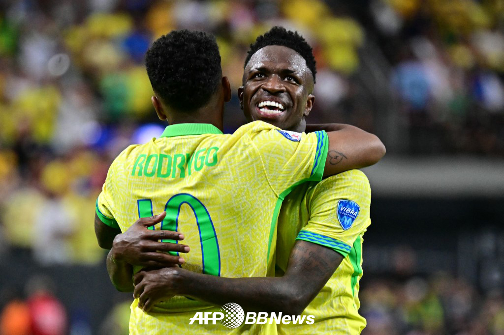 레알 마드리드 소속의 브라질 축구 국가대표팀 공격수 비니시우스 주니오르(오른쪽)와 호드리구. /AFPBBNews=뉴스1