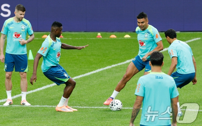 브라질 남자 축구 국가대표팀 주장 카세미루 등 선수들이 대한민국과의 A매치 평가전을 하루 앞둔 9일 오후 서울 마포구 월드컵경기장에서 훈련을 하고 있다. /사진=뉴스1