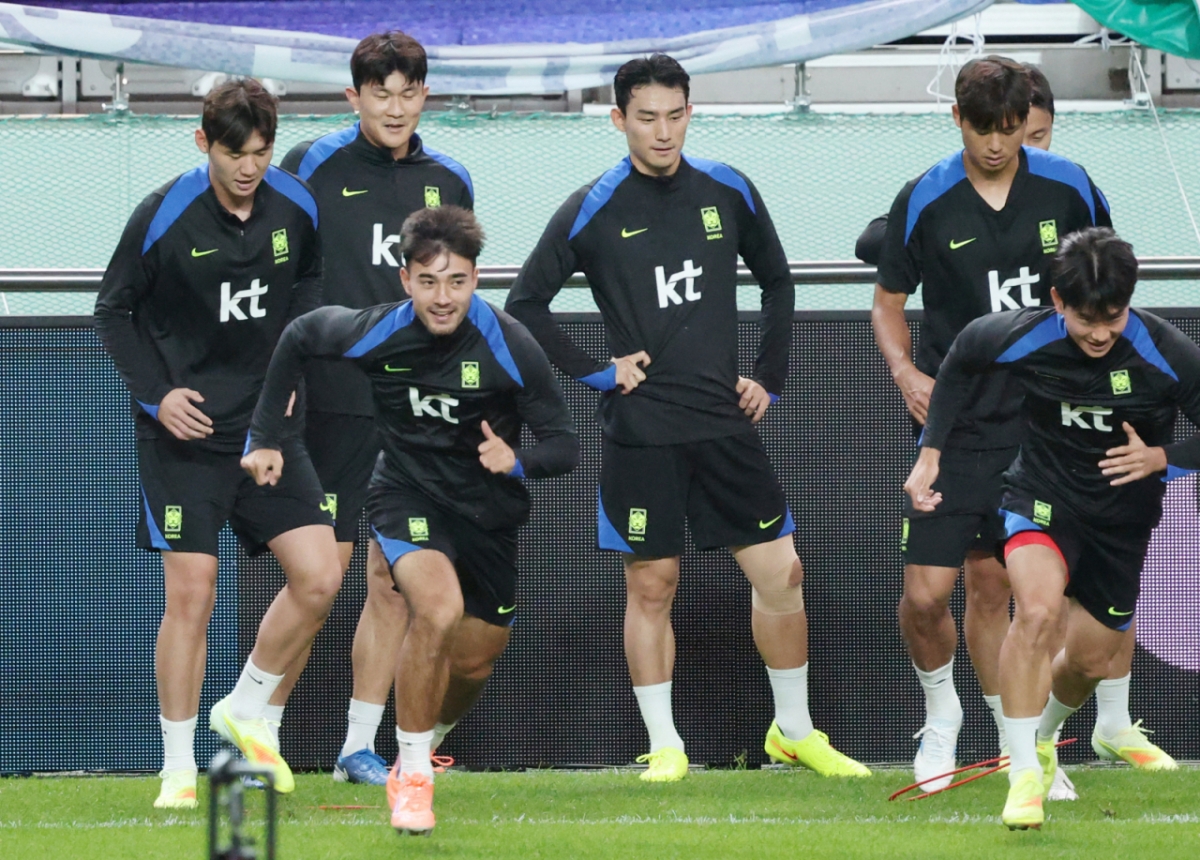 한국 축구대표팀이 9일 브라질과 A매치를 앞두고 서울월드컵경기장에서 최종 훈련에 임했다.  카스크로프를 비롯한 대표팀 선수들이 러닝 훈련을 하고 있다.  홍명보 감독이 이끄는 대표팀은 10일 브라질과 친선경기에 이어 14일에는 파라과이와도 대결하며 2026 북중미 월드컵 실전 점검에 나선다. /사진=김진경 대기자