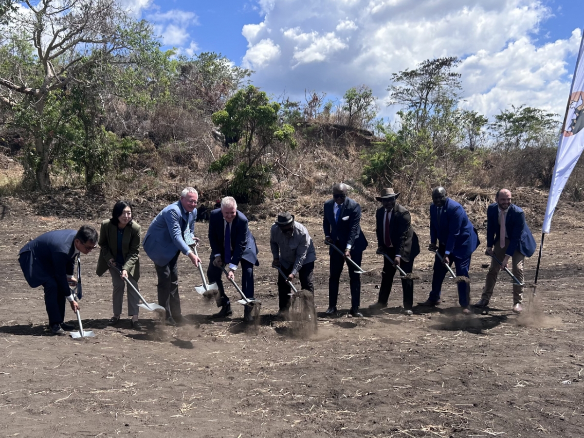탄자니아 마헨게 흑연 광산에서 김대영 포스코인터내셔널 중남아프리카지역담당(왼쪽), 존 드 브리스 블랙록마이닝 CEO(왼쪽에서 세번째) 등 주요 인사들이 착공식에 참석했다 /사진제공=포스코인터내셔널