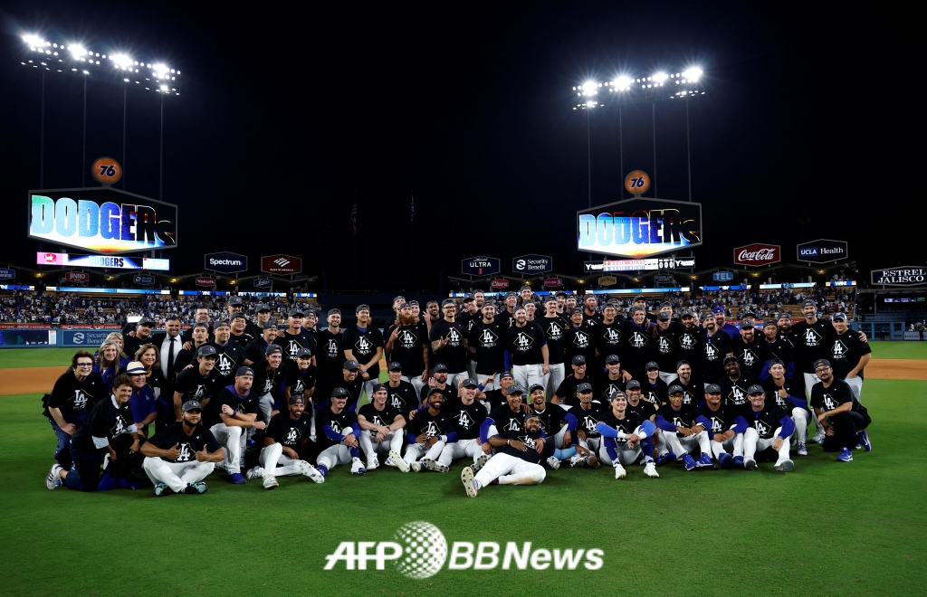 10일(한국 시각) 미국 캘리포니아주 로스엔젤레스에 위치한 다저스타디움에서 펼쳐진 LA 다저스와 필라델피아 필리스의 2025 미국 프로야구 메이저리그(MLB) 포스트시즌 내셔널리그 디비전시리즈(5전 3선승제) 4차전 모습. /AFPBBNews=뉴스1