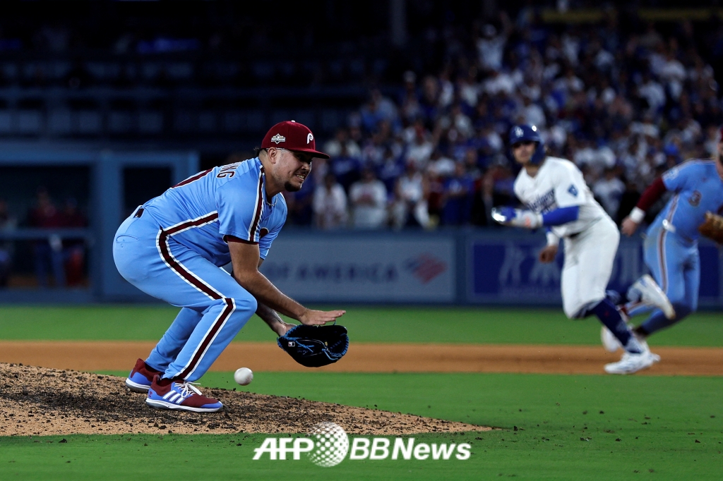 10일(한국 시각) 미국 캘리포니아주 로스엔젤레스에 위치한 다저스타디움에서 펼쳐진 LA 다저스와 필라델피아 필리스의 2025 미국 프로야구 메이저리그(MLB) 포스트시즌 내셔널리그 디비전시리즈(5전 3선승제) 4차전 모습. /AFPBBNews=뉴스1