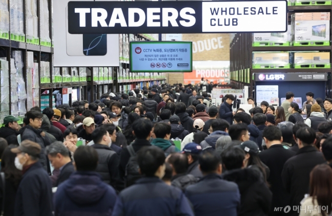 올해 2월 문을 연 서울 강서구 트레이더스 홀 세일 클럽(이하 트레이더스) 마곡점 오픈 첫날 고객들이 매장 개장 시간 전에 입장을 위해 줄지어 서서 기다리고 있다. /사진제공=뉴스1