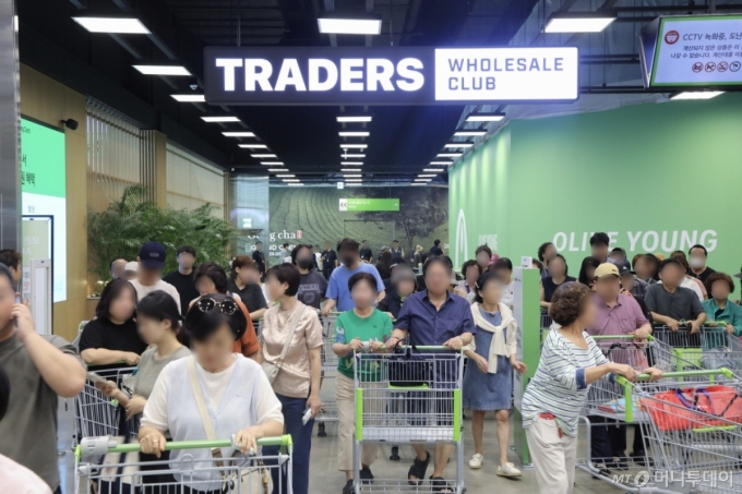 (서울=뉴스1) = 트레이더스 홀 세일 클럽(트레이더스)이 5일 인천 남동구 구월동에 24번째 트레이더스 매장이자 최대 규모의 트레이더스 구월점을 오픈했다고 밝혔다. 사진은 5일 트레이더스 구월점 오픈과 함께 매장을 찾은 고객들 모습. (이마트 제공. 재판매 및 DB 금지) 2025.9.5/뉴스1 Copyright (C) 뉴스1. All rights reserved. 무단 전재 및 재배포, AI학습 이용 금지. /사진=(서울=뉴스1)