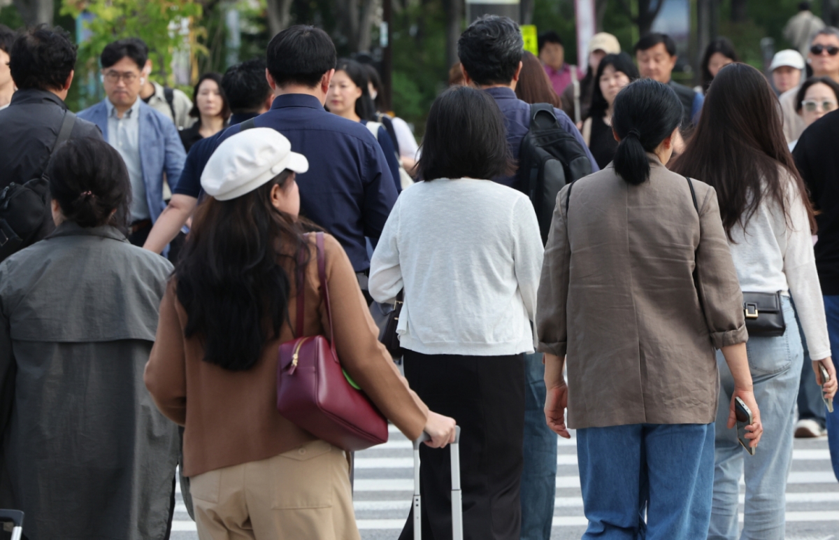 일교차가 큰 날씨를 보인 지난달 29일 오전 서울 종로구 세종대로 사거리에서 긴 소매 차림의 시민들이 발걸음을 옮기고 있다./사진=뉴시스.